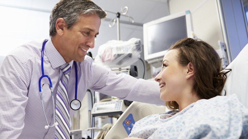 Arzt im Gespräch mit Patient