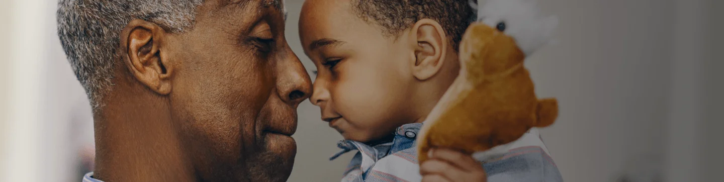 En man som håller ett barn